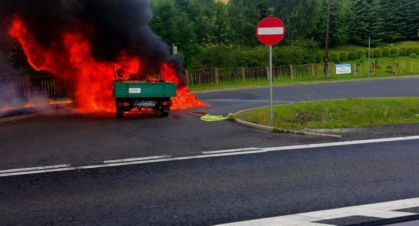 Na wysokości Radomierza spłonął bus