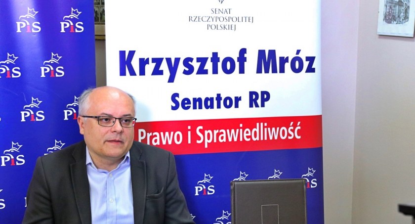 Zdjęcie - Krzysztof Mróz podczas konferencji prasowej