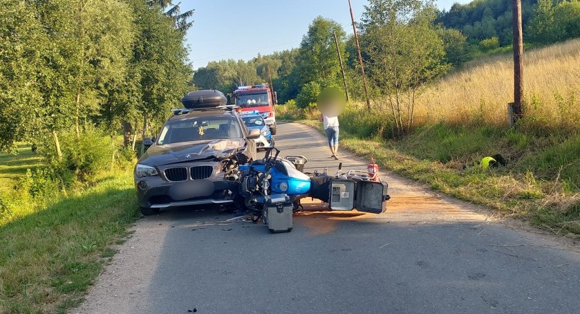 Zdjęcie : zderzenie motocyklisty z osobówką
