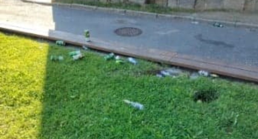 Zdjęcie : Butelki po alkoholu przy szkole w Piechowicach