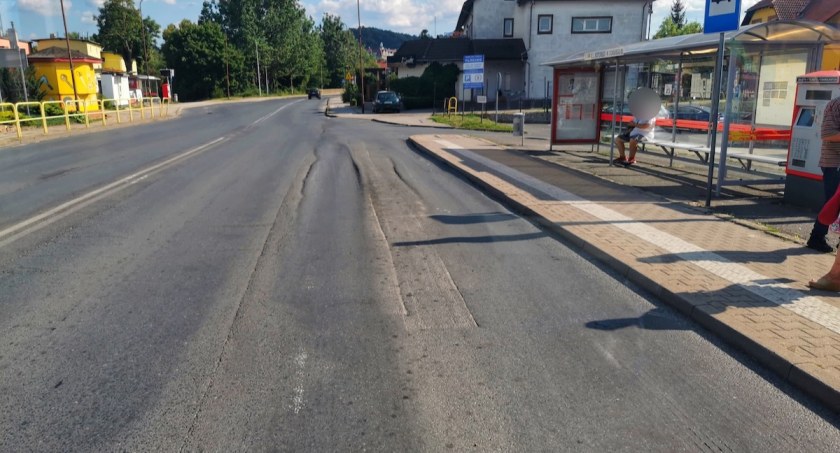 zdjęcie : zatoki autobusowe w dramatycznym stanie technicznym