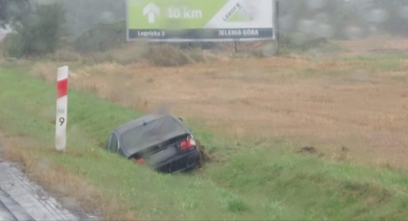 Zdjęcie : BMW w rowie