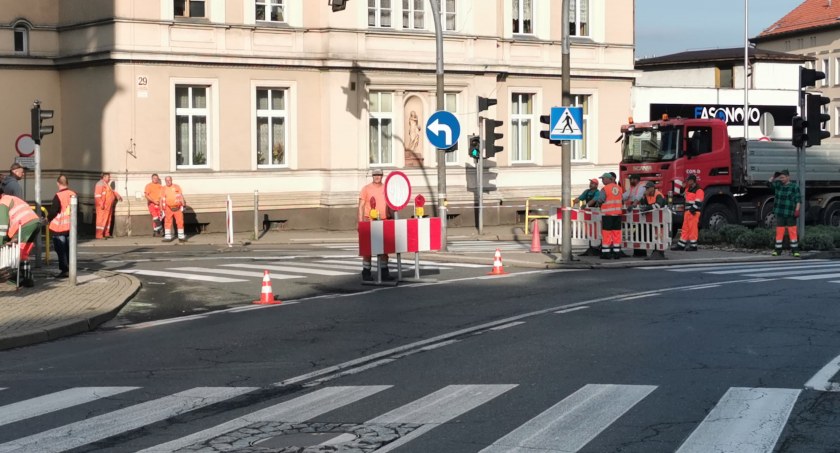 Zdjęcie - zamykają ulicę w Jeleniej Górze