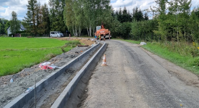 fot. trwa remont dróg w Karpnikach