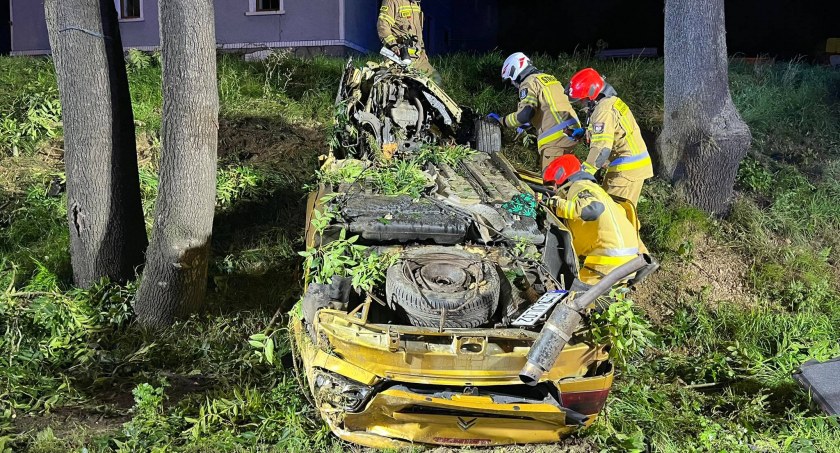Koszmarny wypadek w Kaczorowie. Auto doszczętnie rozbite po uderzebiu w drzewo. Dwie osoby poważnie ranne.