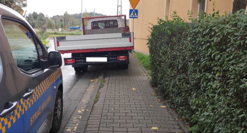zdjęcie: strazmiejska.jeleniagora.pl / usuwanie wraków