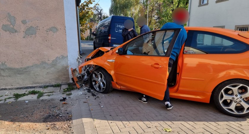 Zdjęcie: O krok od tragedii. Na szczęście chodnikiem nikt nie szedł
