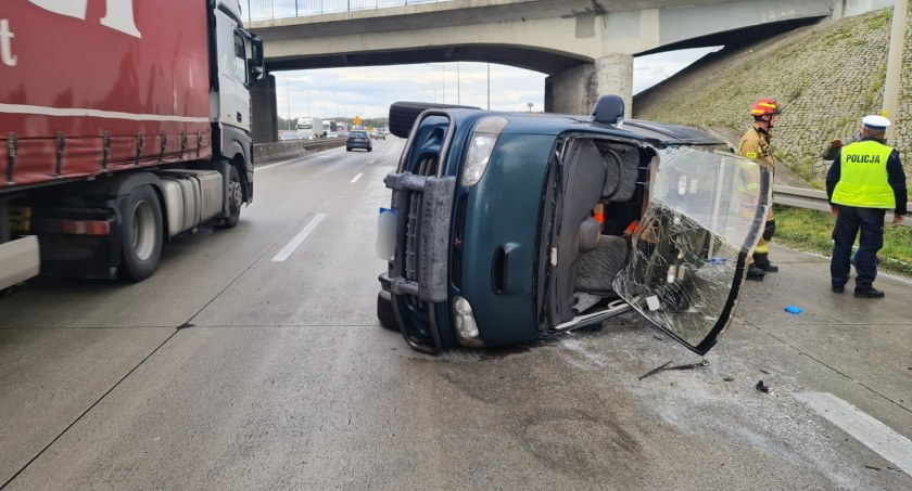 Obywatele Ukrainy na autostradzie holowali auto na lince