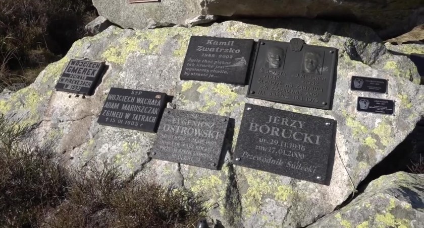 Ratownicy oddali hołd zmarłym ludziom gór na ich symbolicznym cmentarzu w Karkonoszach