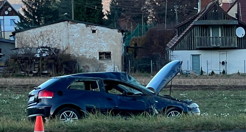 Dwie osoby w szpitalu po dachowaniu auta którym jechali