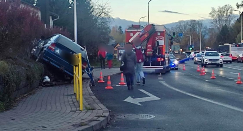 Zdjęcie: BMW na chodniku