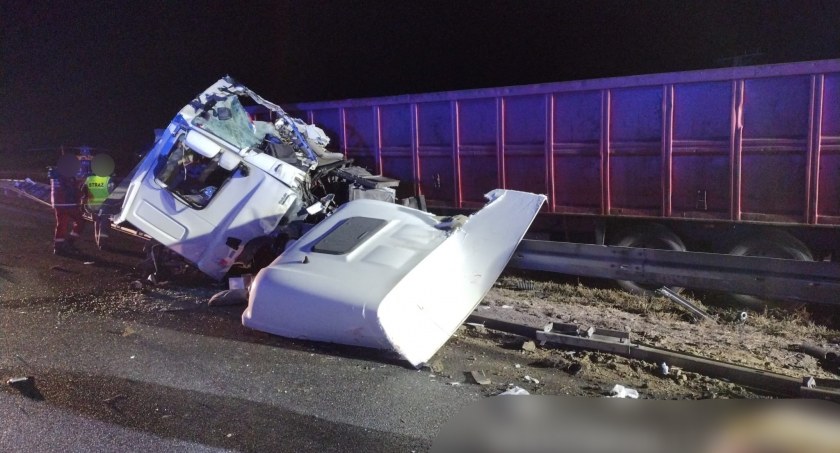 Zdjęcie: Całkowicie zablokowana autostrada - resztki kabiny ciężarówki