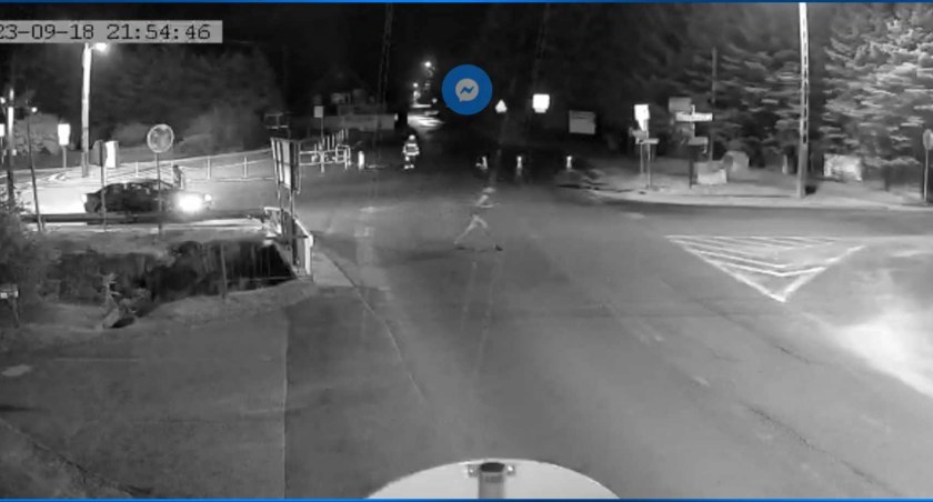 fot. zablokowana droga - policja kieruje samochody na objazdy