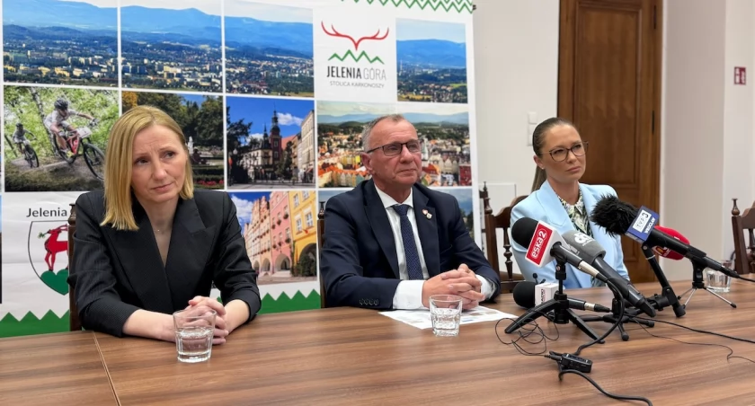 fot. Prezydent Jerzy Łużniak z zastępczyniami (Renata Kwiatek i Agata Konieczka)