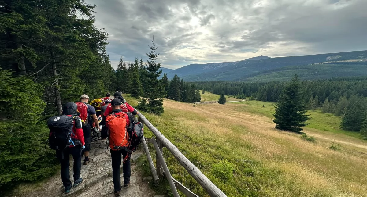 Interwencje, Wzrost ruchu turystycznego Kotlinie Jeleniogórskiej wyzwaniem ratowników - zdjęcie, fotografia