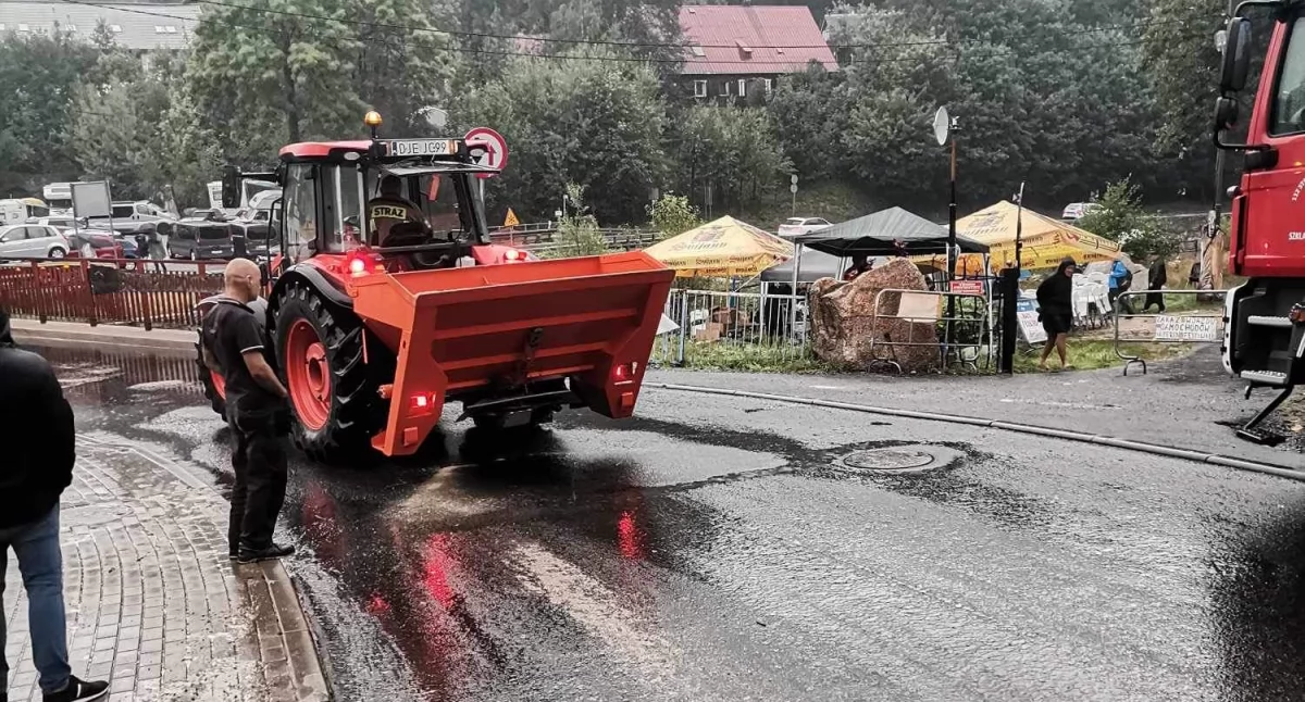 Interwencje, Szklarska Poręba Oleista substancja rozlana jezdni Sparaliżowany jednej - zdjęcie, fotografia