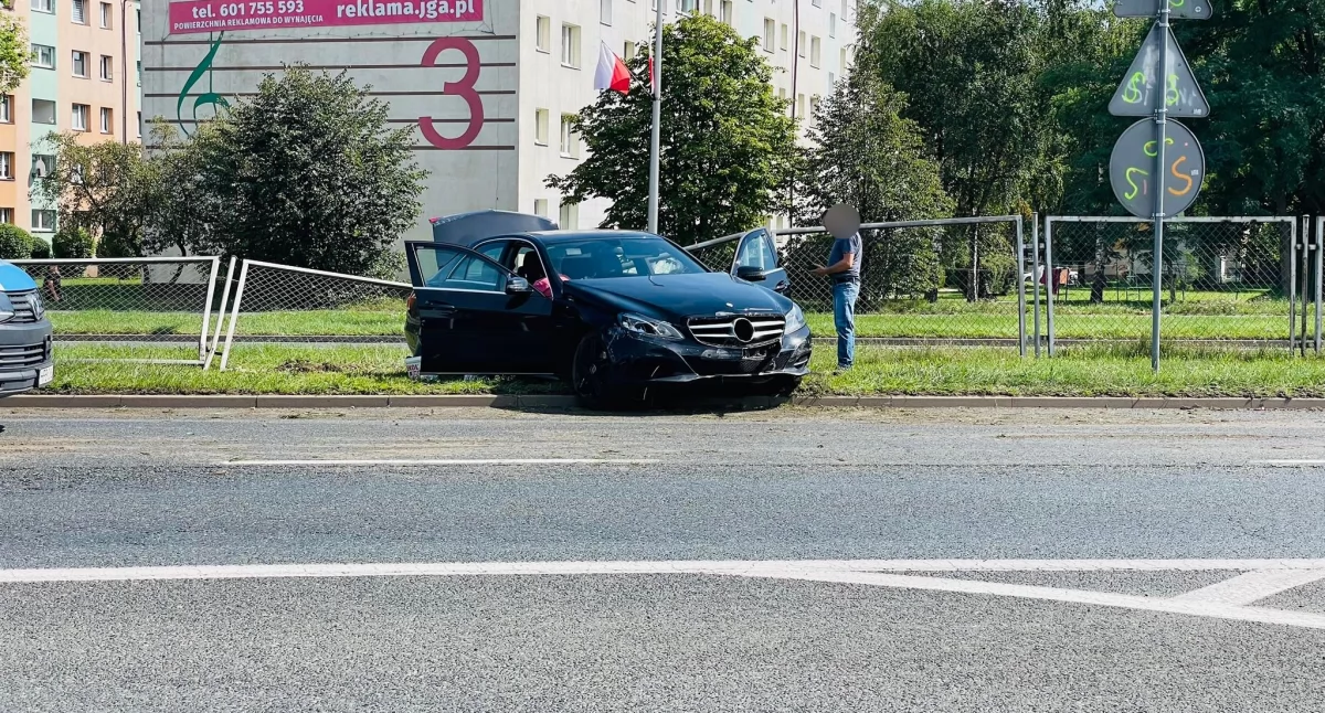 Wypadki drogowe, Mercedesem barierki Pawła Jeleniej Górze - zdjęcie, fotografia