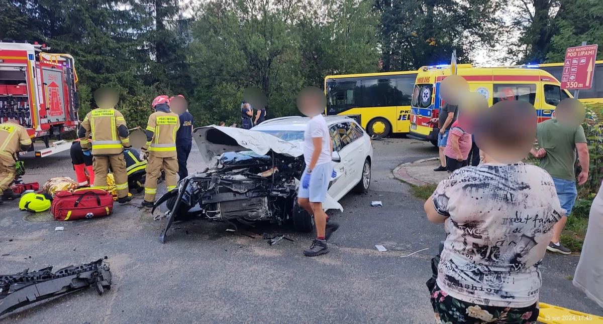 Wypadki drogowe, Karpacz Cztery osoby poszkodowane zderzeniu autobusu osobówki - zdjęcie, fotografia