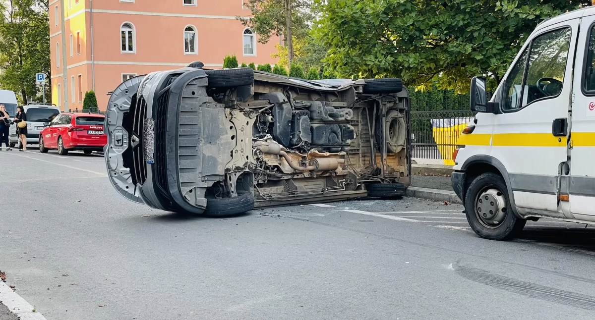 Wypadki drogowe, Groźny wypadek Sądem leżał jezdni - zdjęcie, fotografia