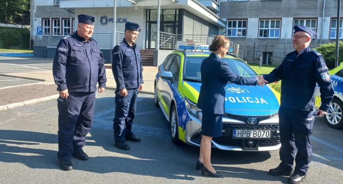 Bezpieczeństwo, radiowozy Komendzie Miejskiej Policji Jeleniej Górze - zdjęcie, fotografia