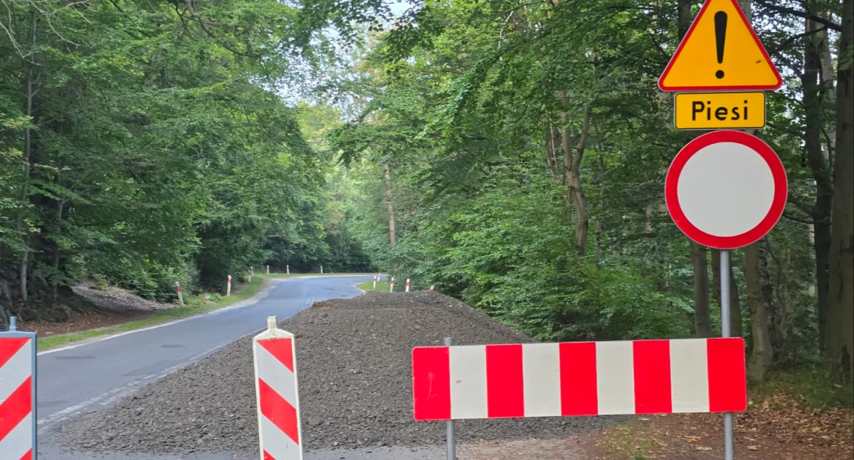 Komunikacja, Droga przez Zakręt Śmierci oficjalnie zamknięta kierowcy uważają przejechać - zdjęcie, fotografia