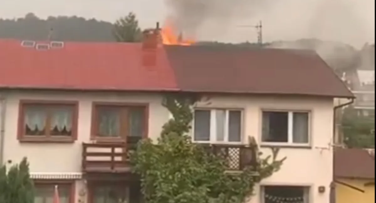 Pożary, Pożar dachu uderzeniu pioruna - zdjęcie, fotografia