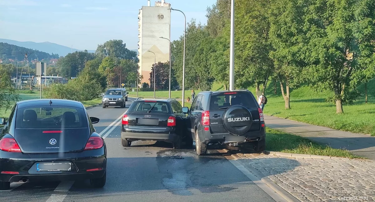 Wypadki drogowe, Rozbite samochody blokują ulicy Ogińskiego szpitalu - zdjęcie, fotografia