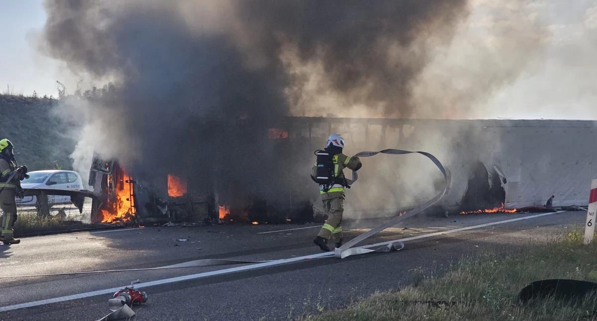 Wypadki drogowe, Zamknięta autostrada Płonie ciężarówka - zdjęcie, fotografia
