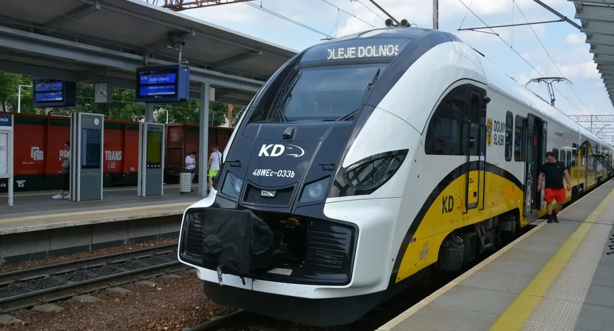 Komunikacja, Premium Nadmorski półmetku wakacyjnego sezonu - zdjęcie, fotografia