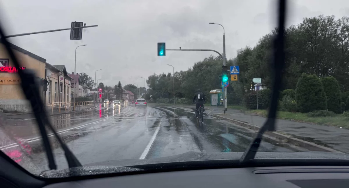 Absurdy, Rowerzysta oświetlenia pierwszy składnik przepisu tragedię - zdjęcie, fotografia