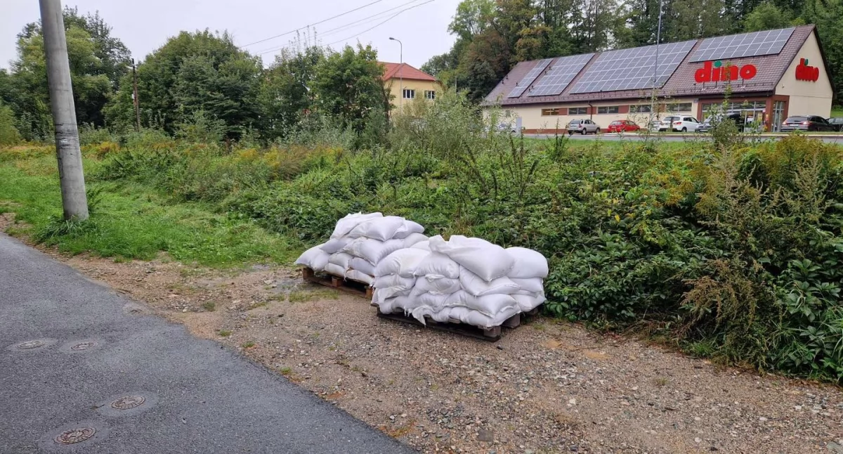 Bezpieczeństwo, Robią wszystko zabezpieczyć miasto przed zalaniem - zdjęcie, fotografia