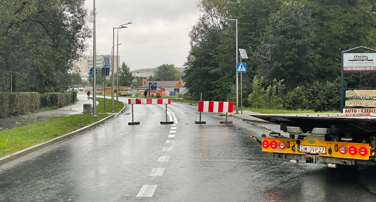 Bezpieczeństwo, Zamknięta ulica Ogińskiego strony dojazdu szpitala - zdjęcie, fotografia