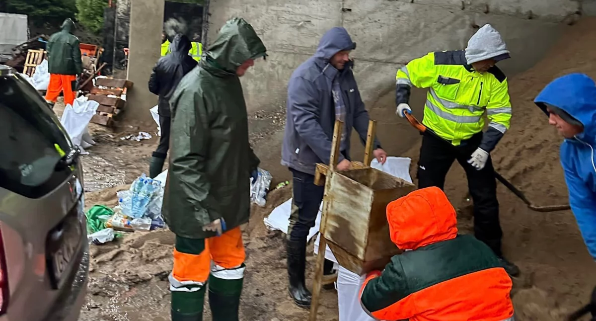 Ważne komunikaty, pocie czoła pracują ratować miasto przed zalaniem - zdjęcie, fotografia