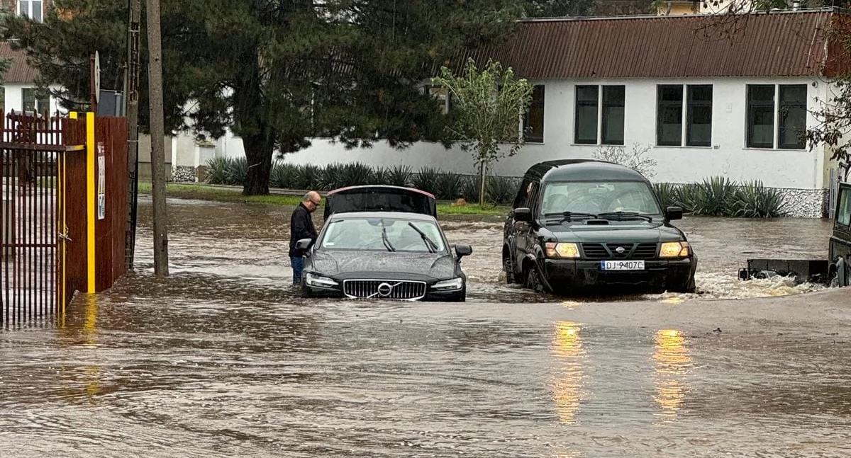 Komunikaty policji, Policja apeluje usuwajcie zabezpieczeń zalanych ulicach - zdjęcie, fotografia