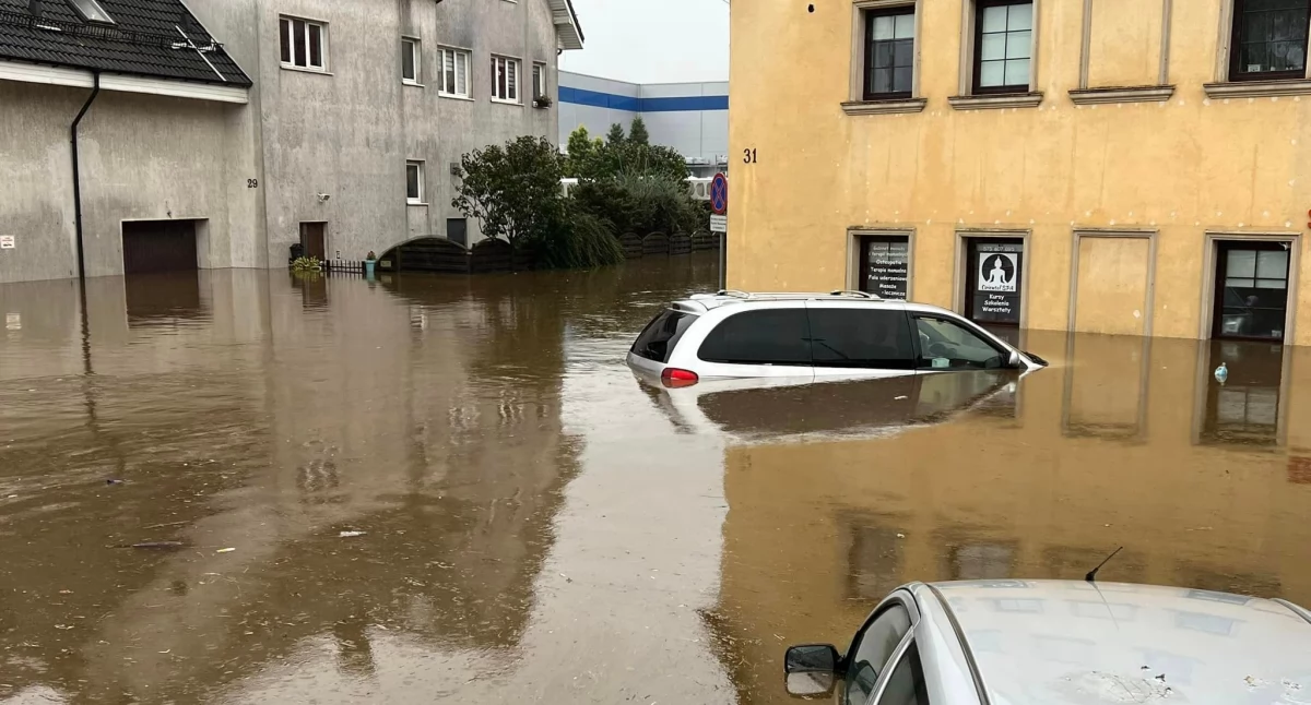 Bezpieczeństwo, Ulice Grunwaldzka Mostowa wodą Sytuacja dramatyczna - zdjęcie, fotografia