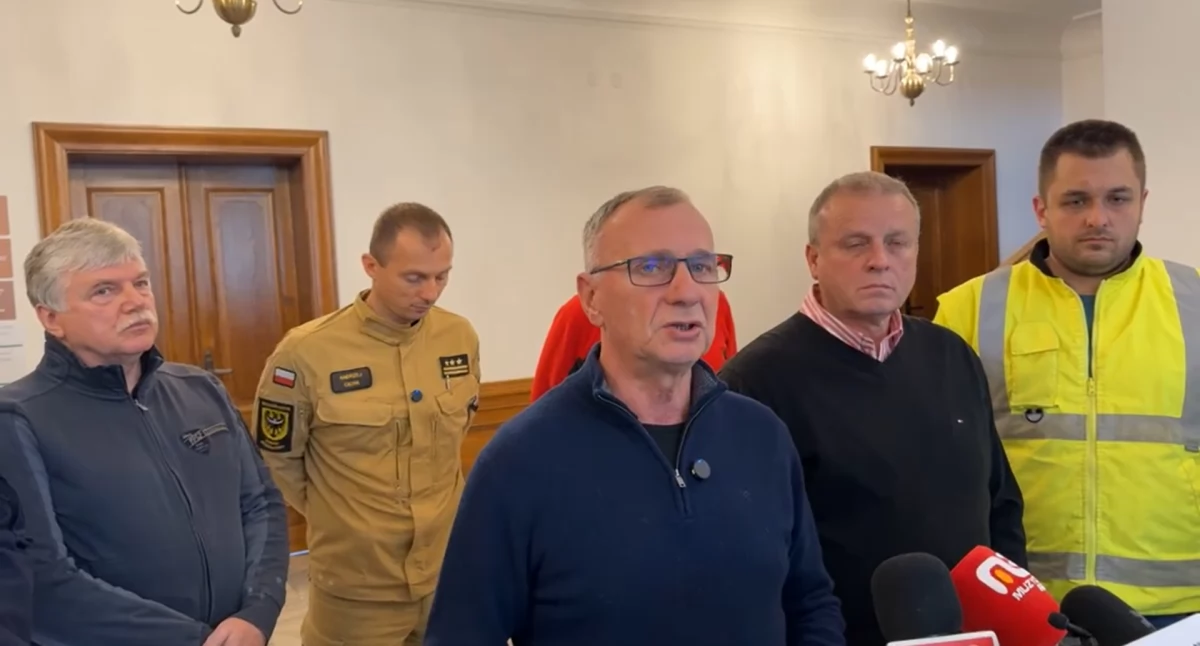 Bezpieczeństwo, Aktualna sytuacja mieście konferencja prasowa jeleniogórskim ratuszu - zdjęcie, fotografia