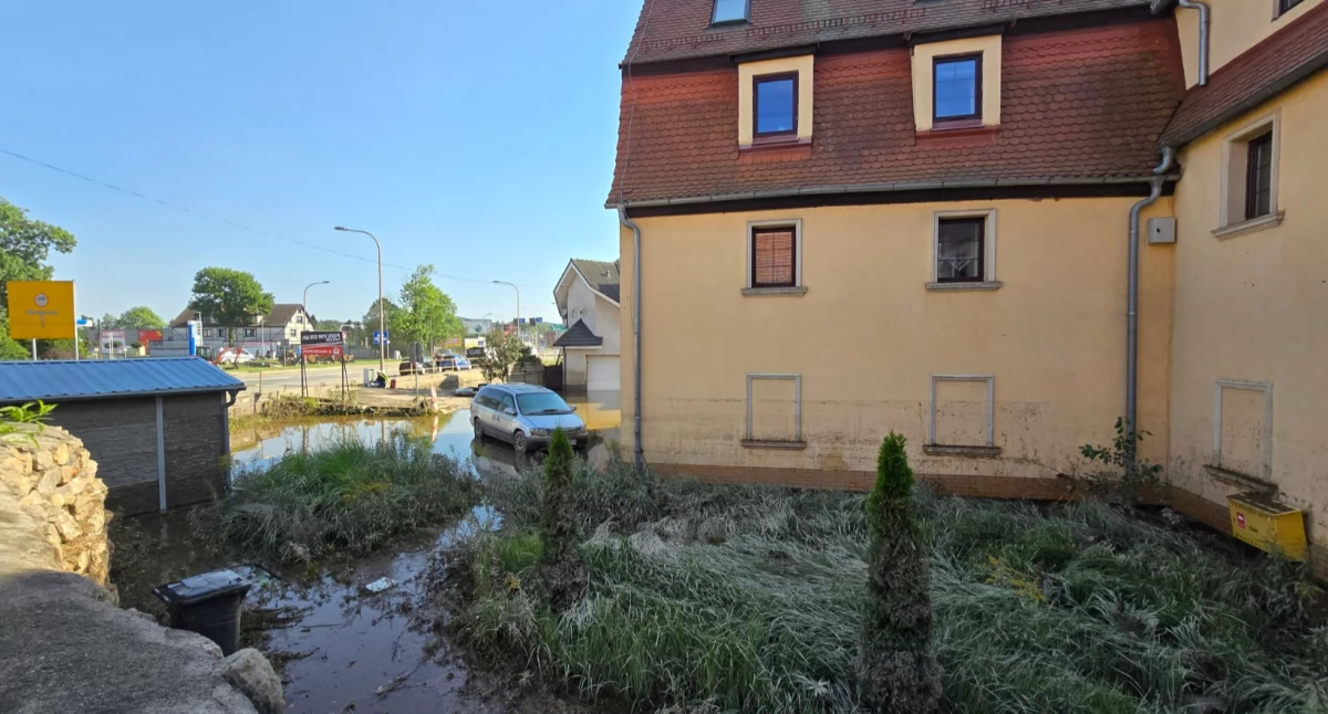 Inwestycje, ustąpiła sprzątanie miasta przywracanie ruchu ulicach - zdjęcie, fotografia