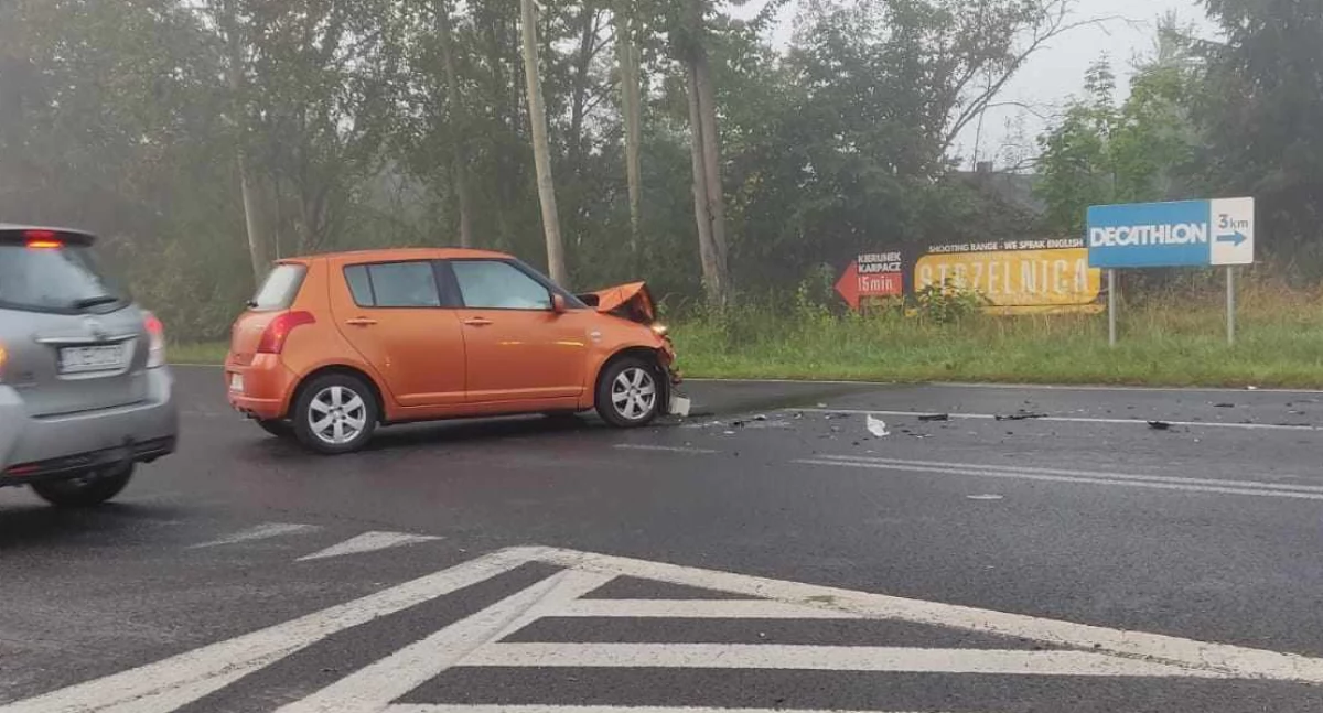Wypadki drogowe, Zderzenie newralgicznym skrzyżowaniu Poranne utrudnienia drodze Karpacza - zdjęcie, fotografia