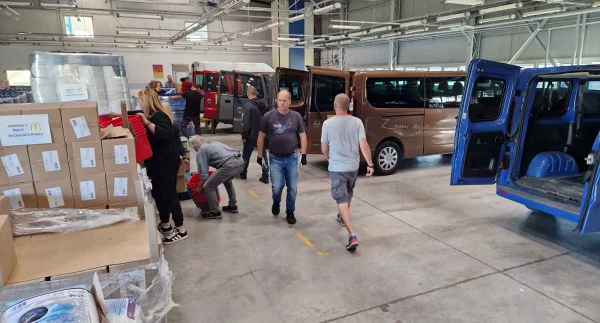 Ważne komunikaty, Trwają transporty poszkodowanych mieszkańców Jeleniej Góry - zdjęcie, fotografia