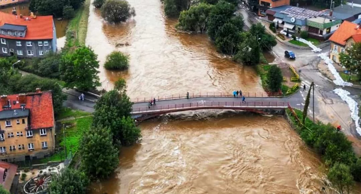 Interwencje, Dramatyczna akcja ratunkowa rzece Bóbr Służby szukają kobiety która skoczyła mostu - zdjęcie, fotografia