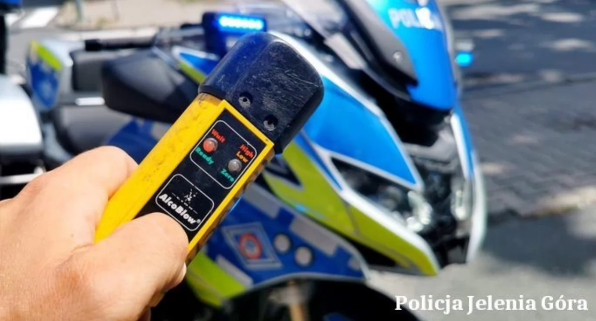 Komunikaty policji, Bezpieczeństwo drogach stałym nadzorem działania jeleniogórskich policjantów miniony weekend - zdjęcie, fotografia