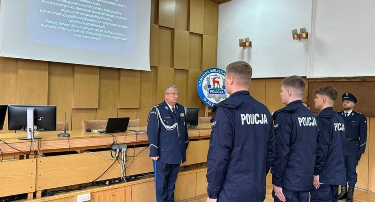 Komunikaty policji, Uroczyste ślubowanie przyjętych policjantów - zdjęcie, fotografia