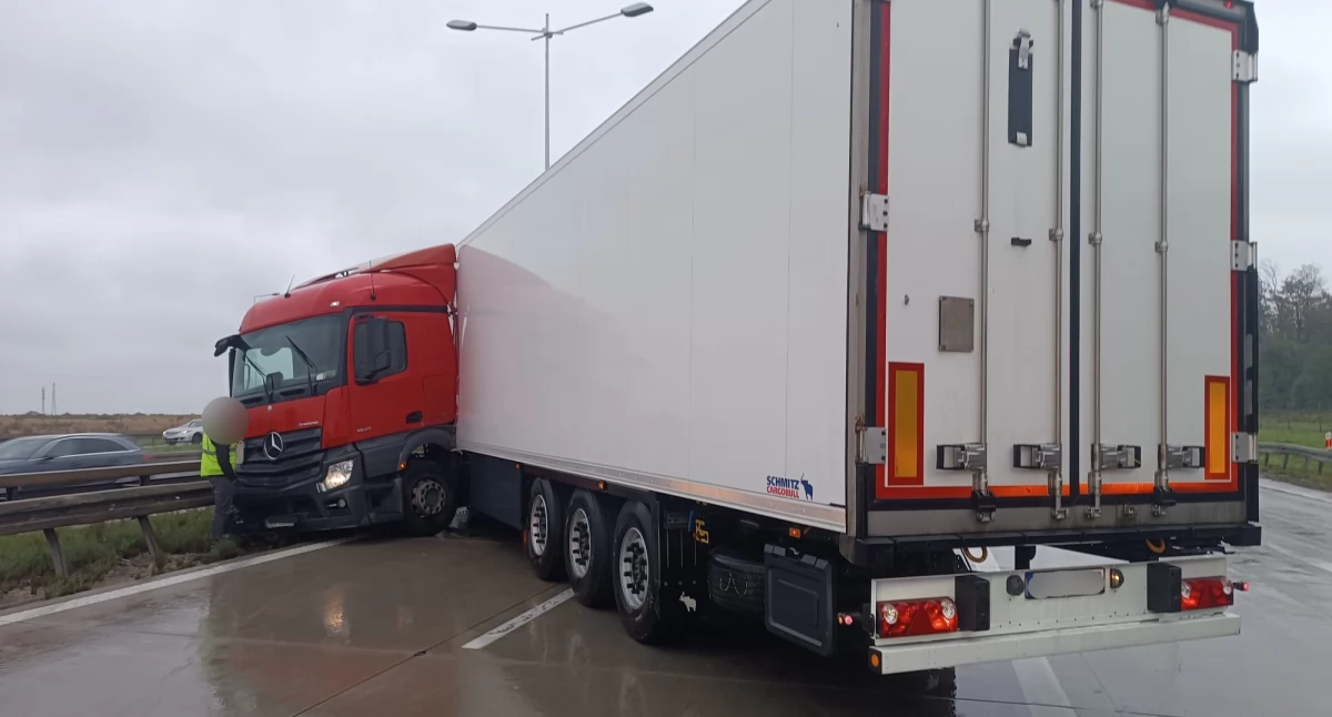 Wypadki drogowe, Ciężarówka zablokowała autostradzie - zdjęcie, fotografia