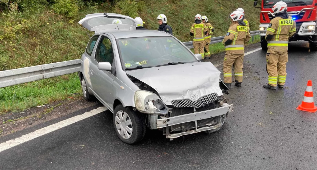 Wypadki drogowe, Toyota wpadła poślizg mokrej nawierzchni - zdjęcie, fotografia