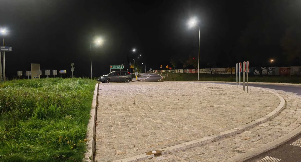 Absurdy, Absurd rondzie Piechowicach parking - zdjęcie, fotografia