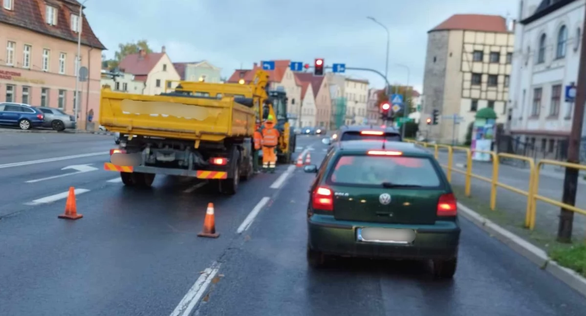 Komunikacja, łatanie dziur jeleniogórskich drogach - zdjęcie, fotografia