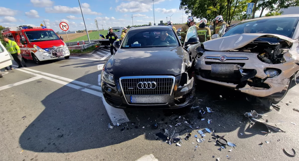Wypadki drogowe, Wypadek zjeździe autostrady Kostomłotach Kierowcy patrzą znaki - zdjęcie, fotografia