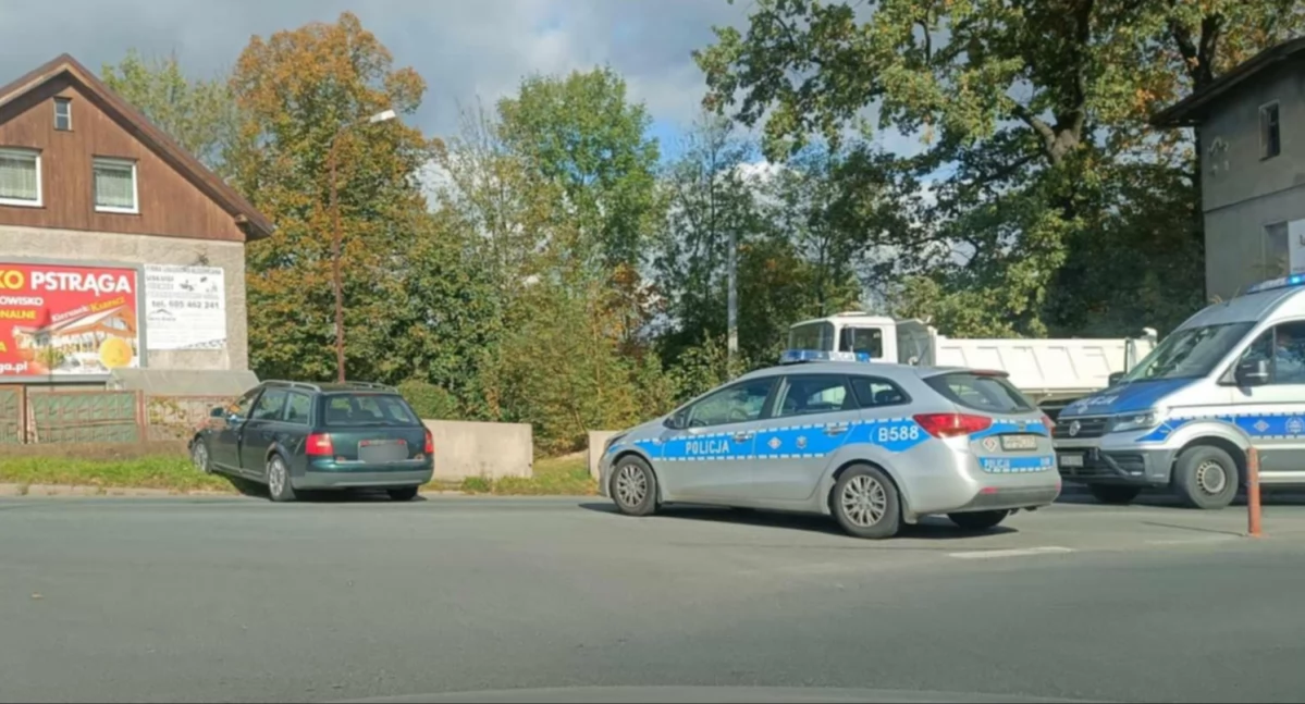 Absurdy, Uciekał przed policją wjechał murek - zdjęcie, fotografia