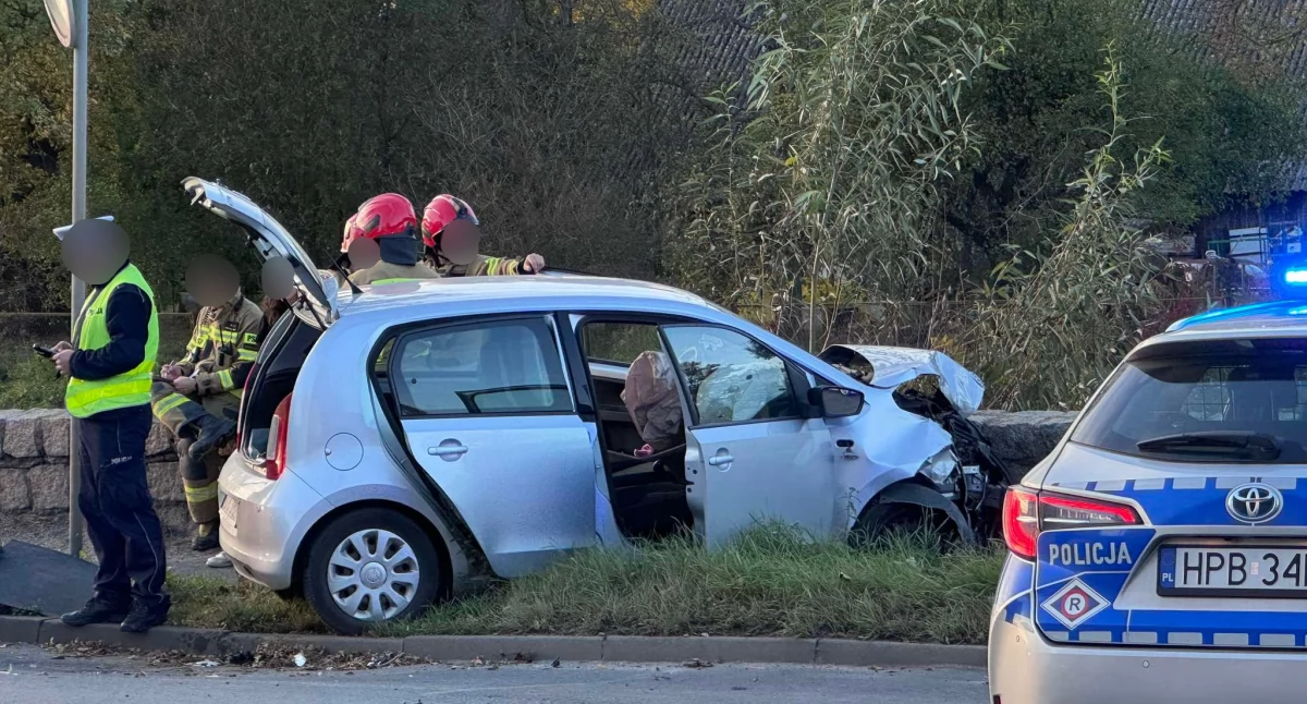 Wypadki drogowe, Potężne utrudnienia ruchu ulicy Wolności groźnym zderzeniu dwóch - zdjęcie, fotografia