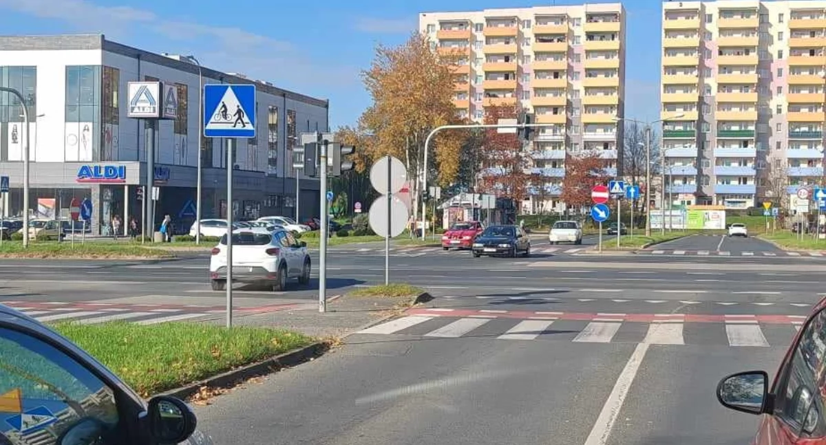 Absurdy, Zabobrze Znów prąd ruchliwej ulicy - zdjęcie, fotografia